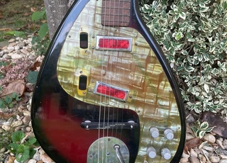 Moni Lant Guitar